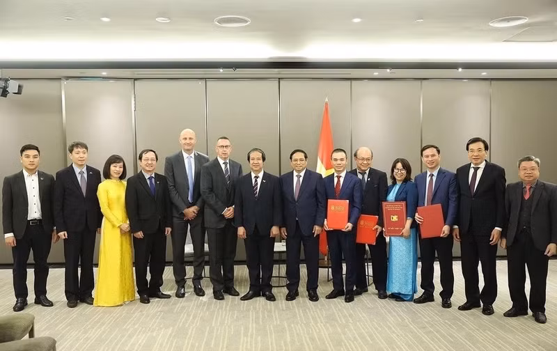 2024年3月，阮蓝江女士（左三）与越南政府总理范明正及高级代表团在对新西兰进行正式访问期间合影留念。图片由受访者提供）