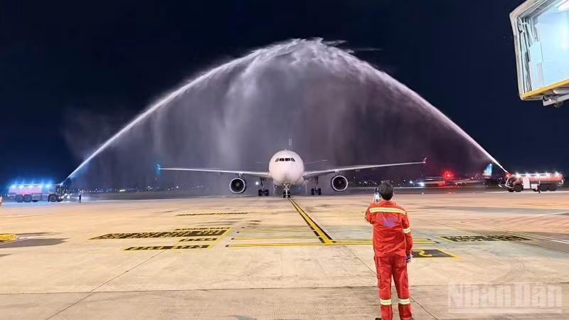 帕拉塔航空WE271航班抵达后，机场以“水门礼”迎接。这是民航业迎接首航航班的最高礼仪。