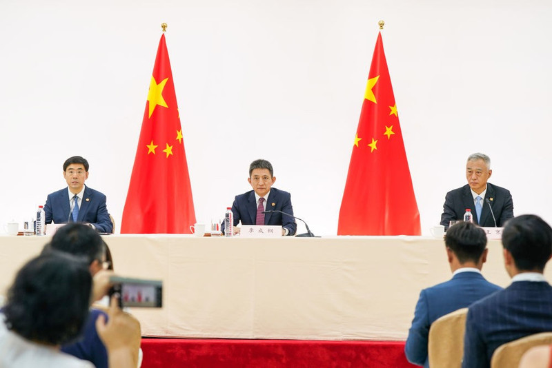 当地时间9月15日，中美经贸会谈中方新闻发布会在西班牙马德里举行。中国商务部国际贸易谈判代表兼副部长李成钢、国家互联网信息办公室副主任王京涛出席发布会。中国商务部新闻发言人何亚东主持发布会。图片来源：新华社