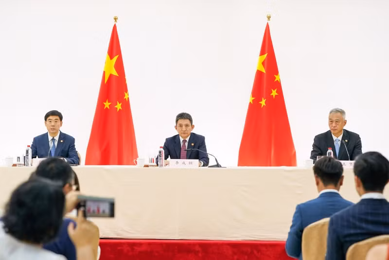 当地时间9月15日，中美经贸会谈中方新闻发布会在西班牙马德里举行。中国商务部国际贸易谈判代表兼副部长李成钢、国家互联网信息办公室副主任王京涛出席发布会。中国商务部新闻发言人何亚东主持发布会。图片来源：新华社