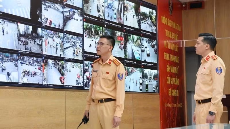 执勤交警在交通管制中心处理各种情况。（河仙 摄）