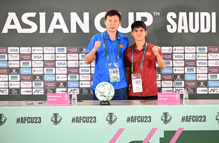 主教练金相植与队长屈文康出席新闻发布会。（图片来源：越南足协）