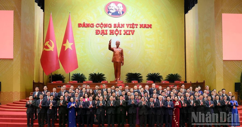 党和国家领导同志与代表们出席越南共产党第十四次全国代表大会预备会议。