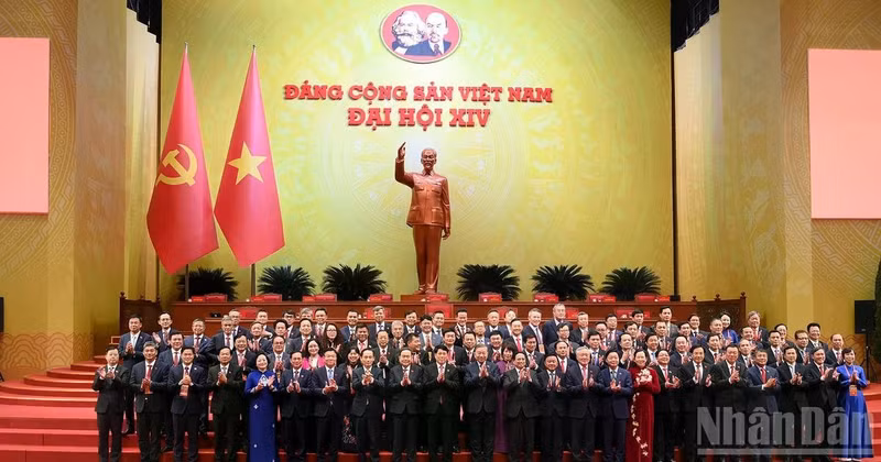 党和国家领导同志与代表们出席越南共产党第十四次全国代表大会预备会议。