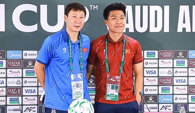 金相植主教练与球员范李德出席赛前新闻发布会。（图片来源：越南足联）