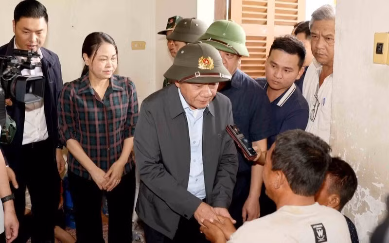 陈锦秀同志前往庆和省延田洪灾地区慰问民众。