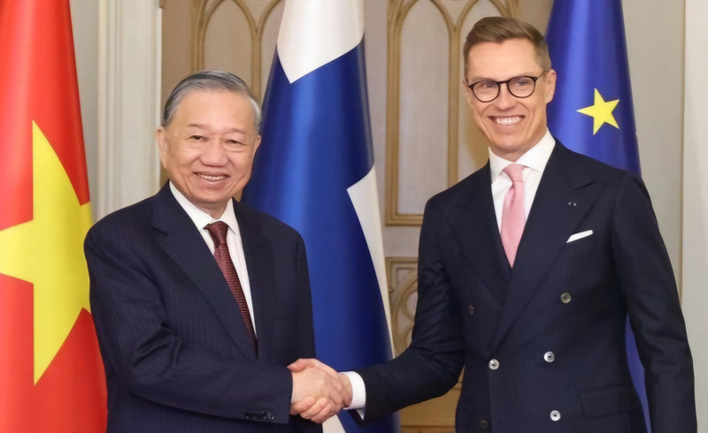 苏林总书记与斯图布总统亲切握手。（图片来源：越通社）