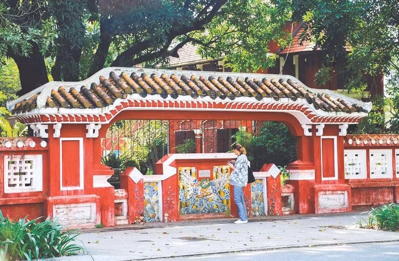 顺化国学高中前的龙马壁画影壁吸引众多外国游客驻足。