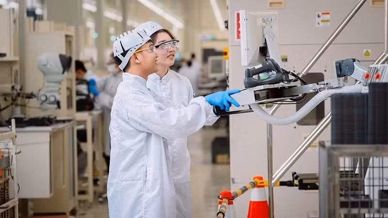 英特尔越南工人在胡志明市高科技园区的工厂内工作。
