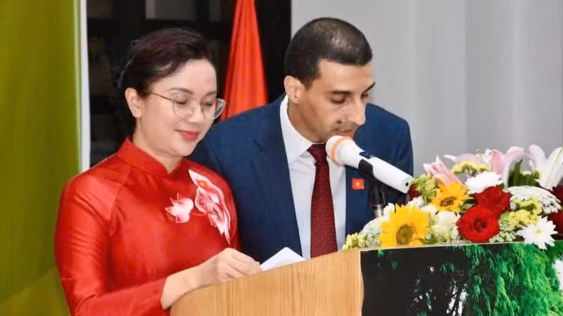 胡志明主席故居遗迹区主任黎氏凤女士致辞。