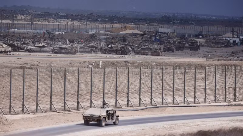 2025年10月9日，以色列—加沙边境的以军装甲车辆。图片来源：新华社