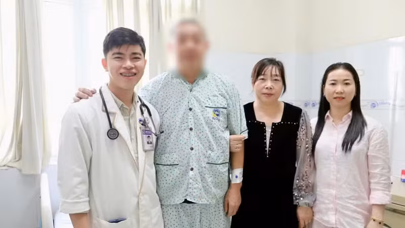 中国籍患者与家属在出院当天合影。