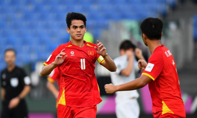 越南队队长屈文康（11号）在2026年U23亚洲杯决赛圈A组第二轮比赛中为越南队首开纪录后庆祝进球。比赛于2026年1月9日在沙特阿拉伯吉达市的阿卜杜拉体育场举行。图片来源：亚足联（AFC）