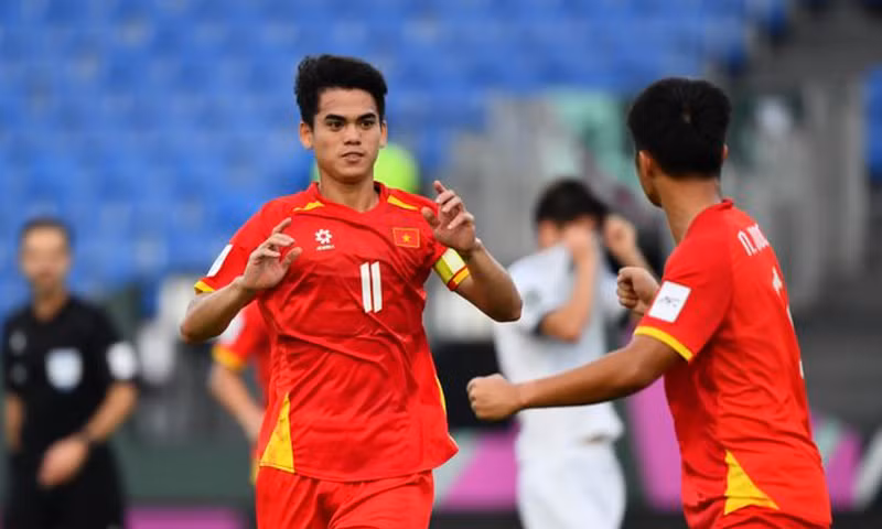 越南队队长屈文康（11号）在2026年U23亚洲杯决赛圈A组第二轮比赛中为越南队首开纪录后庆祝进球。比赛于2026年1月9日在沙特阿拉伯吉达市的阿卜杜拉体育场举行。图片来源：亚足联（AFC）