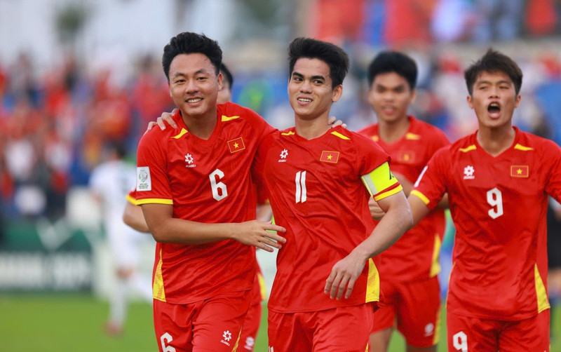 屈文康（11号）与队友一同庆祝进球。