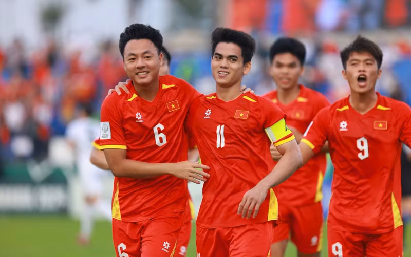 屈文康（11号）与队友一同庆祝进球。