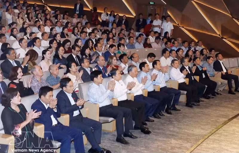 越共中央总书记、国家主席苏林等出席“祖国在我心中”文艺表演活动。