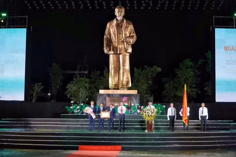 代表党和国家，越共中央政治局委员、胡志明国家政治学院院长段明训向金莲遗迹区颁授国家主席签发的一级劳动勋章。