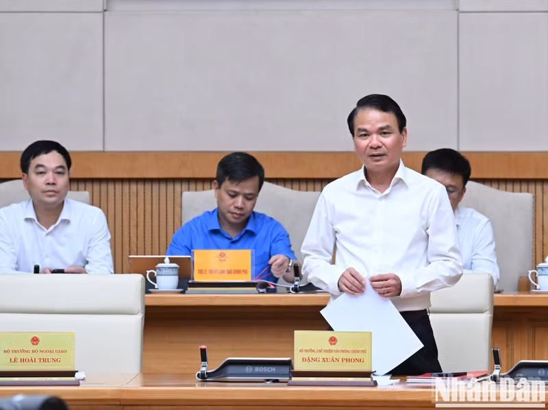 政府办公厅主任邓春峰部长在会上发表讲话。