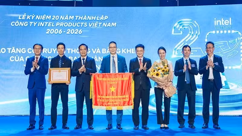 英特尔产品（越南）有限责任公司代表接受胡志明市人民委员会主席表彰状及市人民委员会传统旗帜。