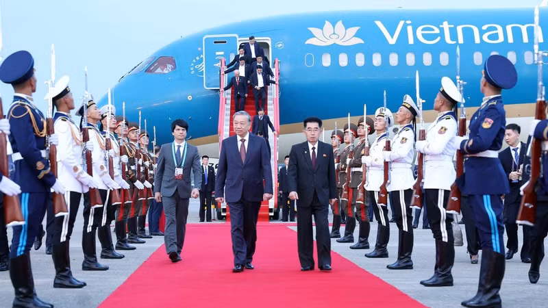 越共中央总书记苏林抵达平壤，开始对朝鲜进行国事访问。（图片来源：越通社） 