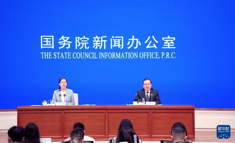 7月15日，中国国务院新闻办公室在北京举行新闻发布会，国家统计局副局长盛来运介绍2025年上半年国民经济运行情况，并答记者问。图片来源：新华社