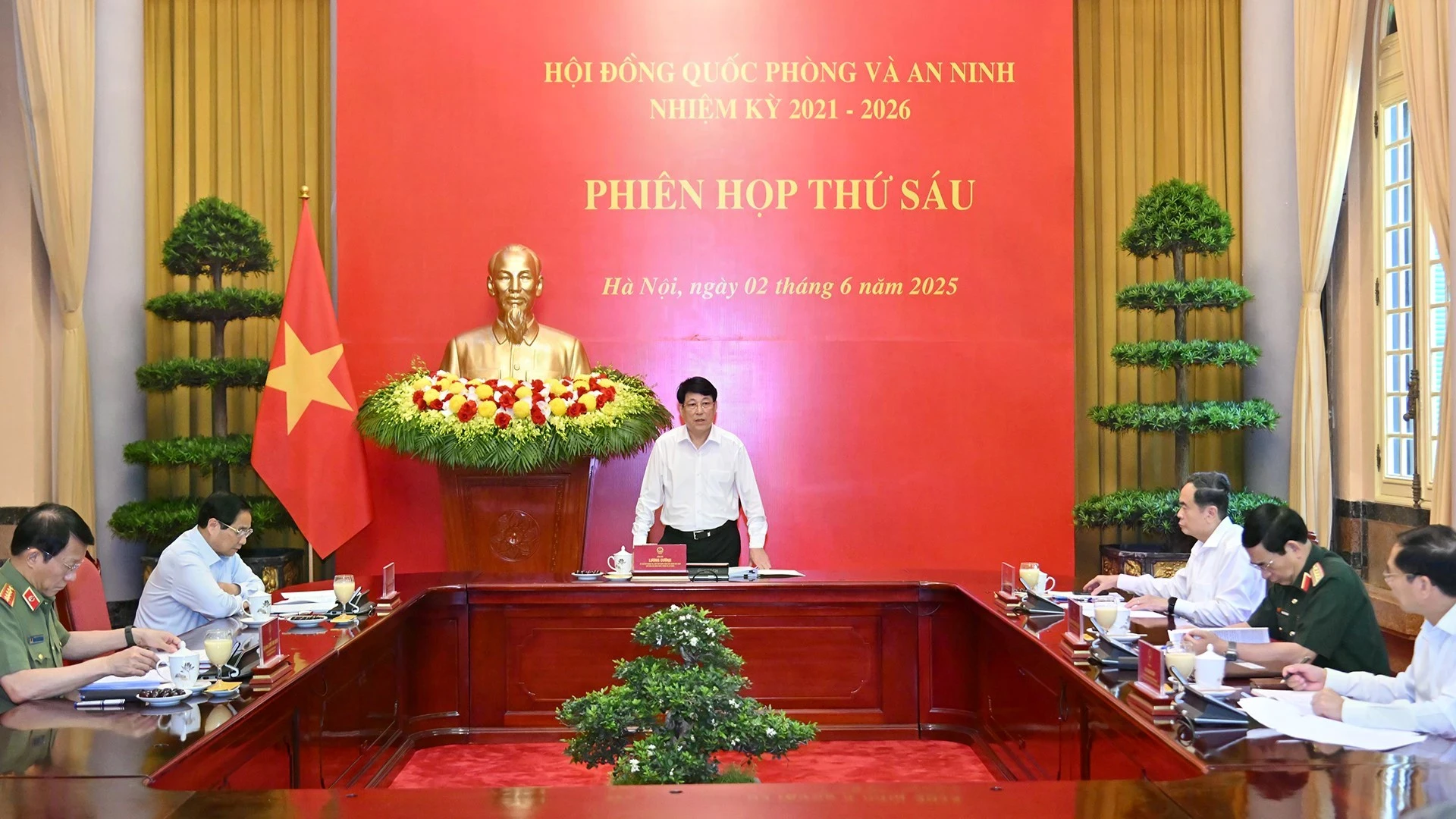 越南国家主席、国防与安全委员会主席梁强在会上发表讲话。