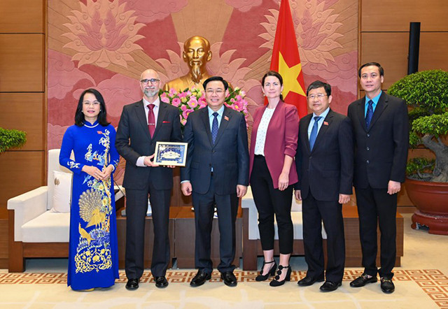 越南国会主席王廷惠分别会见美国和加拿大驻越南大使(组图) ảnh 9 越南国会主席王廷惠分别会见美国和加拿大驻越南大使(组图) ảnh 9