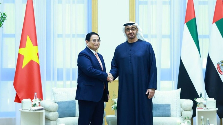 在对阿拉伯联合酋长国(UAE)进行正式访问期间,2024年10月28日,越南政府总理范明正与阿联酋总统谢赫·穆罕默德·本·扎耶德·阿勒纳哈扬在阿布扎比一致同意将双边关系提升为全面伙伴关系。(图片来源:越通社) uae.jpg