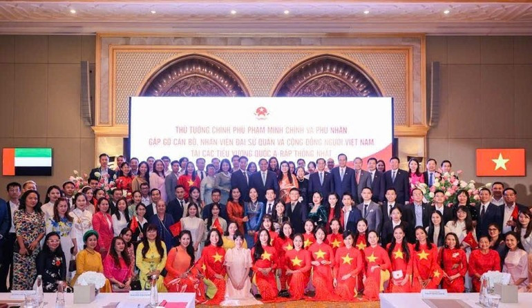 在2024年10月对阿拉伯联合酋长国(UAE)进行正式访问期间,越南政府总理范明正会见了旅居UAE的越南侨胞代表。(图片来源:chinhphu.vn) uae1.jpg