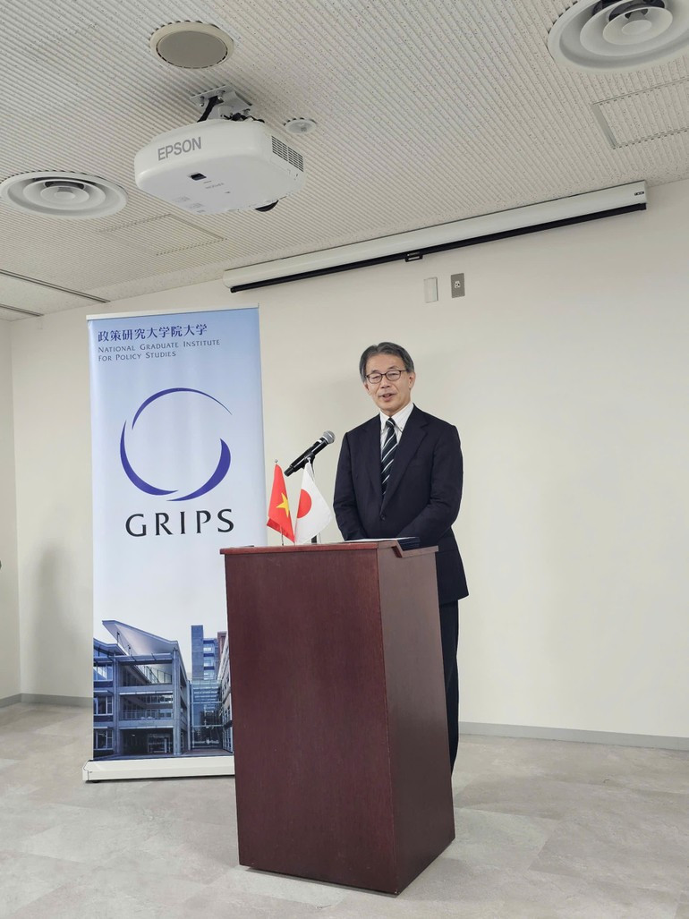 日本国立政策研究大学院大学(GRIPS)副院长高田博文教授在结业仪式上发表讲话。 nb2.jpg