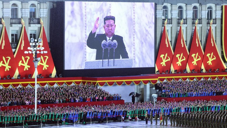 朝鲜劳动党总书记、国务委员长金正恩在纪念朝鲜劳动党成立80周年庆典上发表讲话。(图片来源:越通社) un.jpg