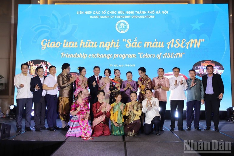 出席‘东盟色彩’友好交流活动的代表们合影留念。(庆兰 摄) asean1.jpg
