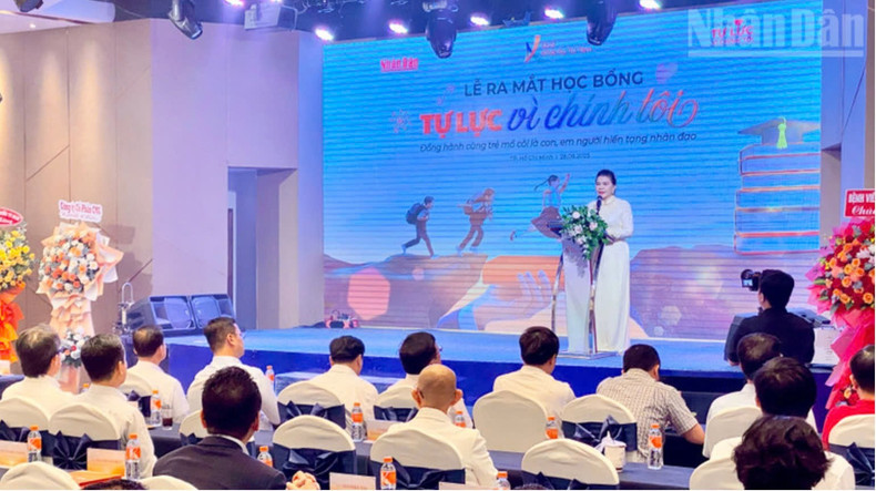 “慈心启程基金会”代表在奖学金启动仪式上发表讲话。 hb1.jpg