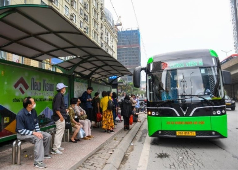 许多由河内市交通运输总公司运营的公交线路已改用电动车辆,为市民提供服务。 bus.jpg