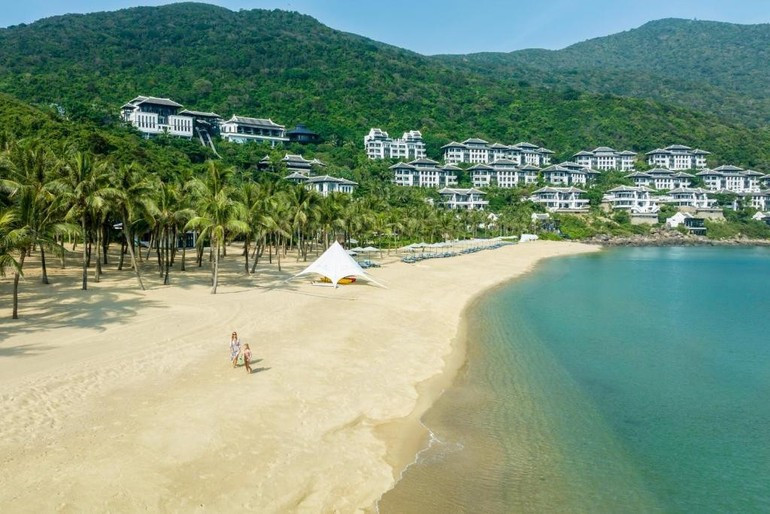 岘港以碧海蓝天、悠闲的生活节奏吸引着游客。(图片来源:Booking.com) dn.jpg