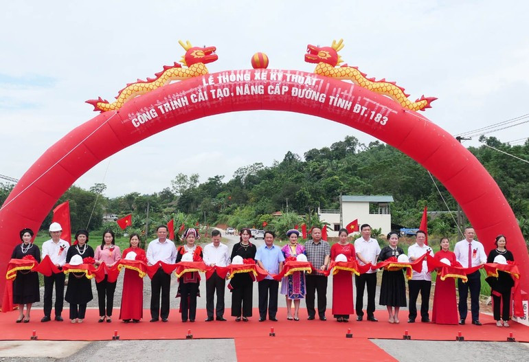 宣光省领导同志为183 省道改造升级项目剪彩揭幕。 khanhthanh1.jpg