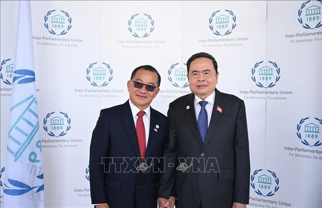 国会主席陈青敏与新加坡国会议长谢健平。(图片来源:越通社) sing.jpg