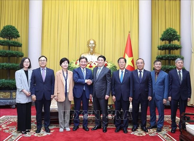 双方代表合影。(图片来源:越通社) hq.jpg