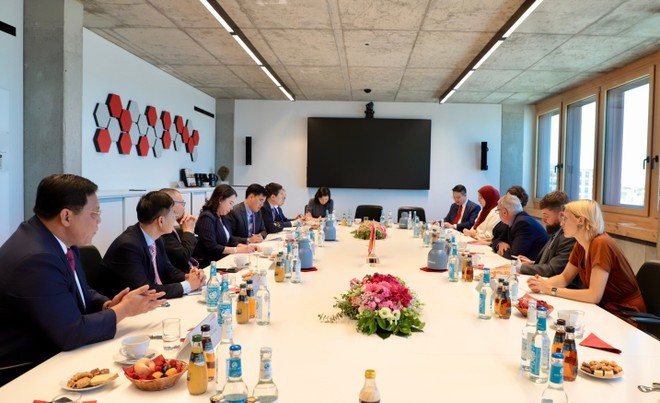 武氏映春副主席会见德国智库罗莎·卢森堡基金会主席海因茨·比尔鲍姆。(图片来源:越通社) duc.jpg