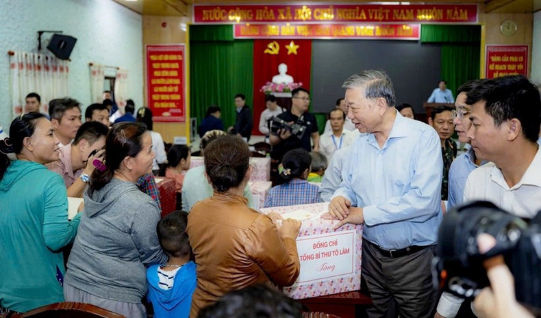 苏林总书记向当地受灾家庭发放慰问品。 tbt.jpg