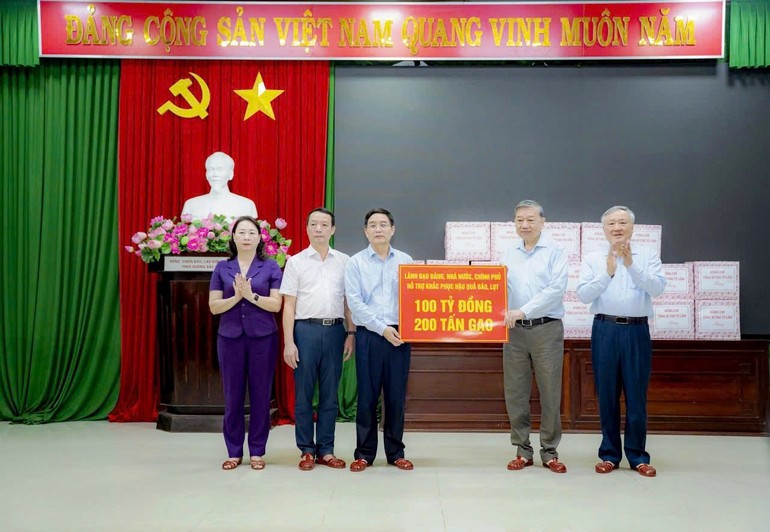 苏林总书记代表党和国家领导人,向顺化市党委、政府和人民捐赠1000亿越南盾及200吨大米的救助物资。 tbt1.jpg