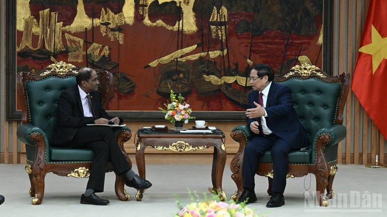 政府总理范明正会见新加坡驻越南大使贾亚·拉特南。 tt3.jpg