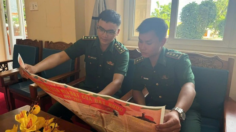 副刊应用了现代科技,例如二维码,特别附带Spotify二维码。战士们可以用手机扫描,观看副刊上的动态图,并聆听胡志明主席朗读《宣读宣言》。 pq3.jpg