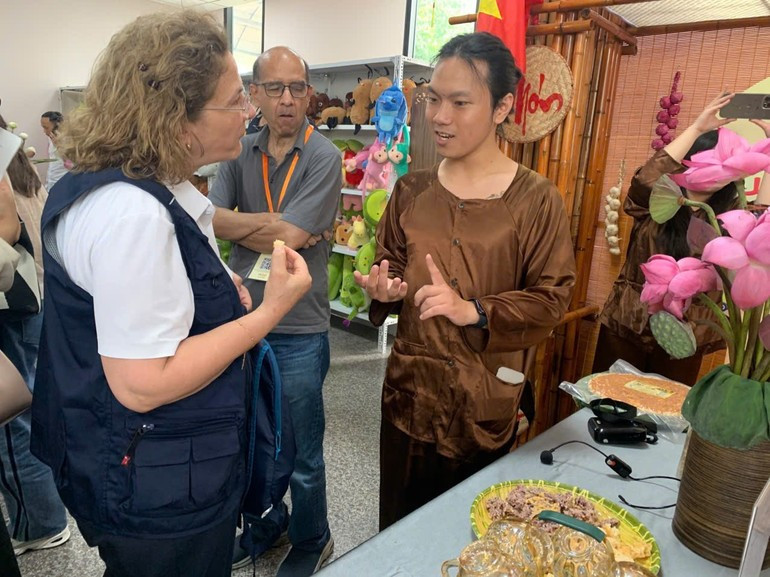 国际代表团成员还饶有兴致地了解了宁平特色美食——锅巴的生产工艺流程。 nb3.jpg
