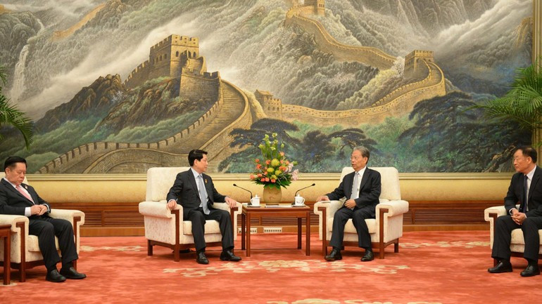 越南国家主席梁强会见中国全国人大常委会委员长赵乐际。 lc.jpg