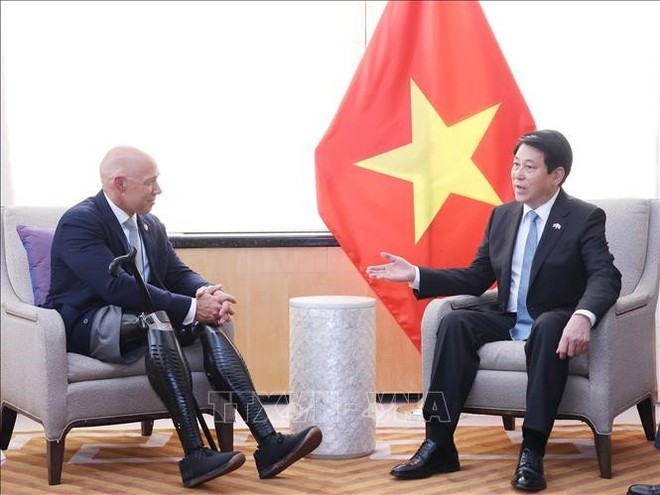 越南国家主席会见美国众议院外交事务委员会主席、党众议员布莱恩·马斯特。(图片来源:越通社) tiep-ns-2.jpg