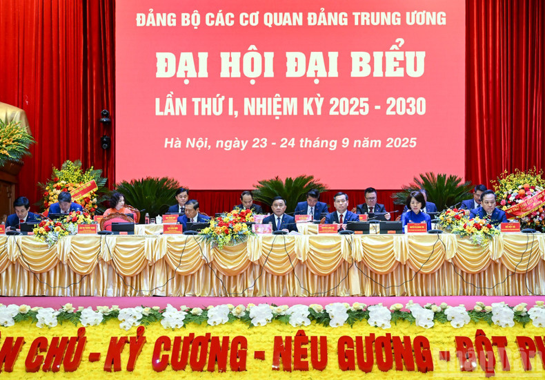 大会主席团主持会议。 image-7.jpg