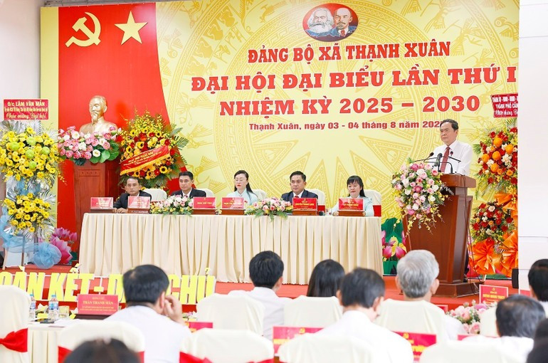 国会主席陈青敏在大会上发表指导性讲话。(图片来源:越通社) man6.jpg