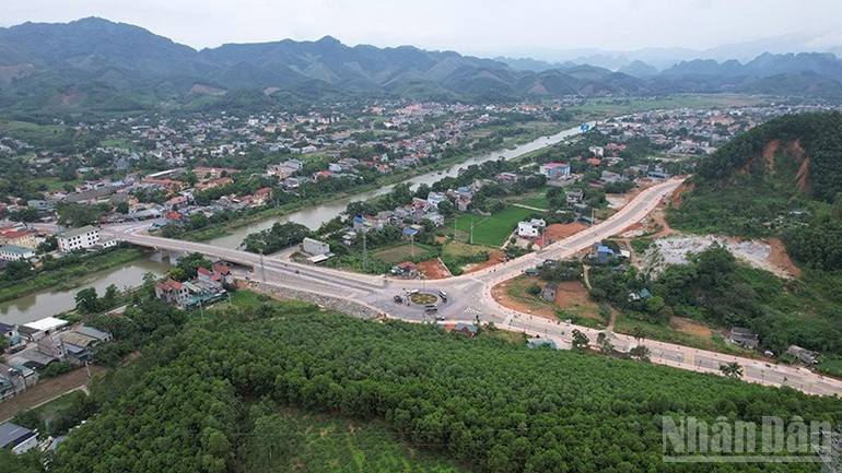 山阳乡绕镇公路和大桥建设项目全长4.45公里,其中公路长度4.035公里,大桥长度419.86米,总投资超过3290亿越盾。 tq3.jpg